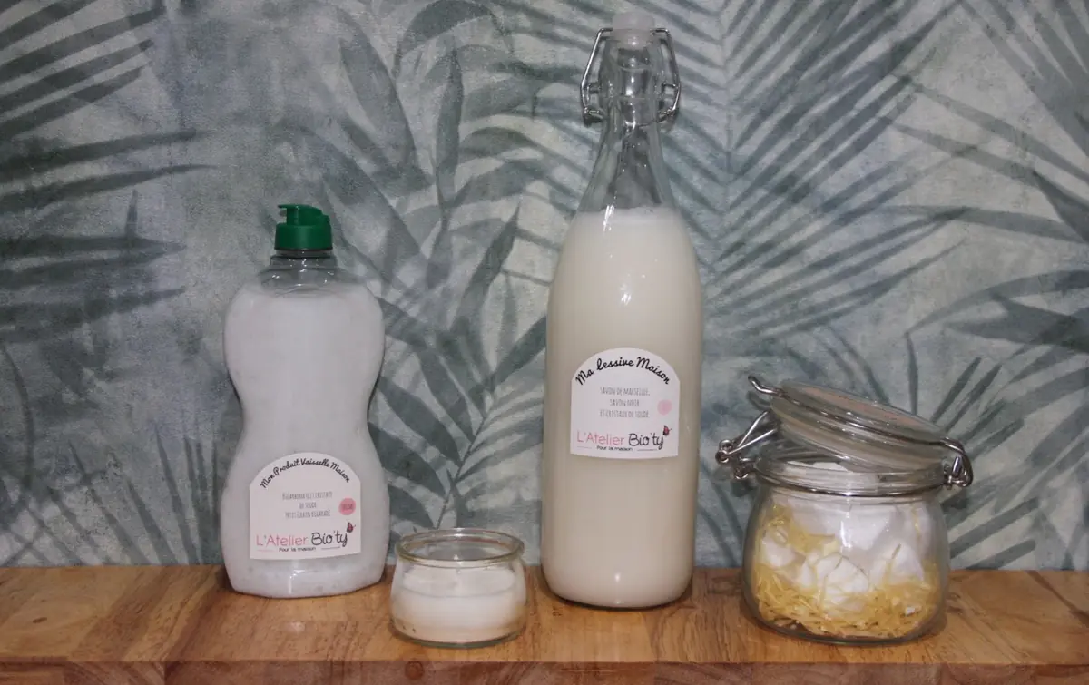 Liquide vaisselle, lessive et galets faits maison, étiquetés L'Atelier Bio'ty